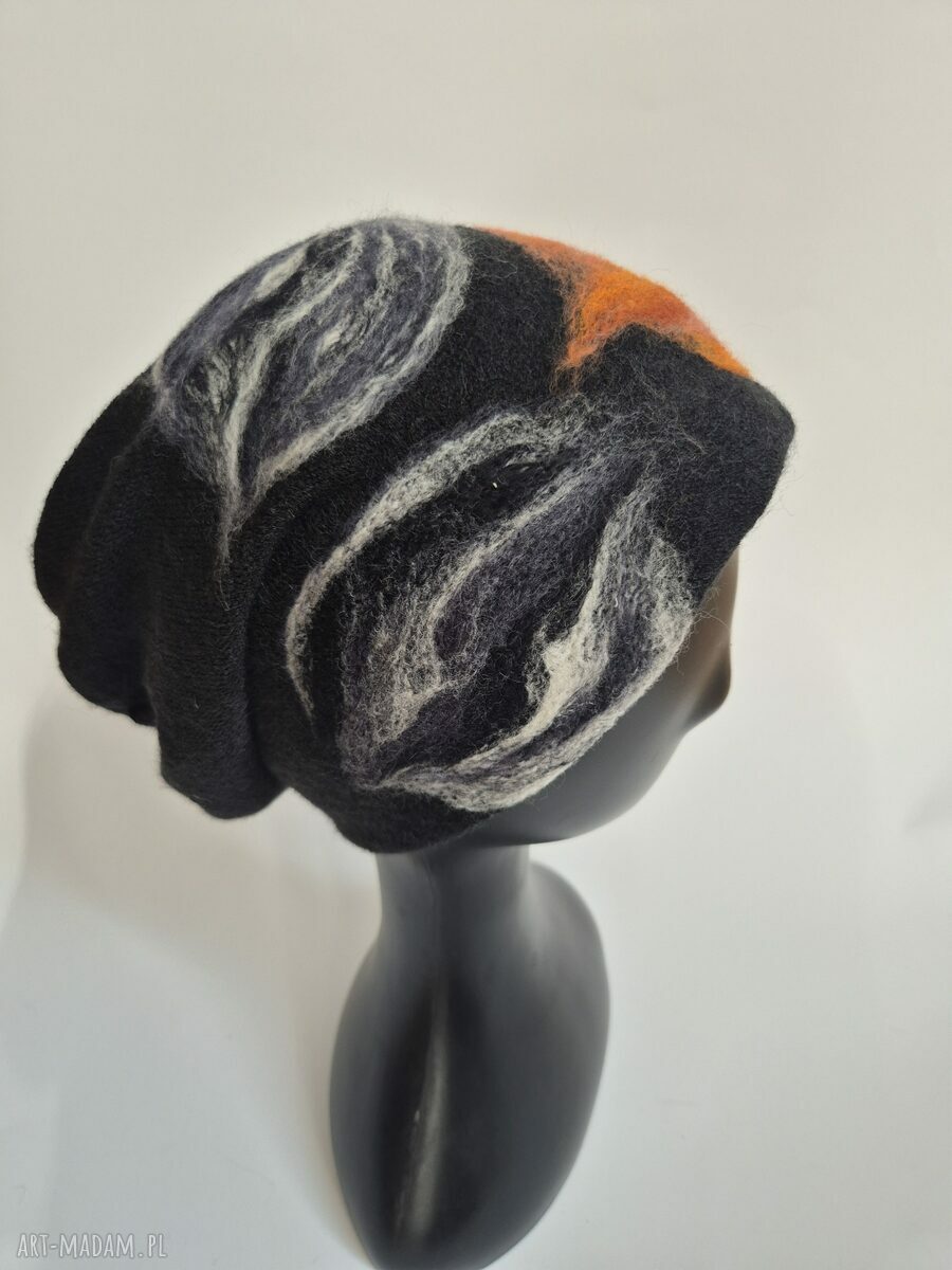 Czarna czapka wełniana filcowana w kwiaty - zimowa handmade na podszewce (rozmiar uniwersalny)
