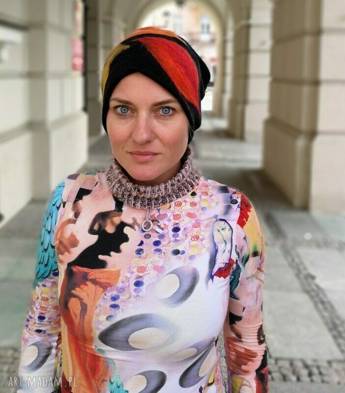 Czarna czapka wełniana damska etno-boho z Merino, filcowana ręcznie