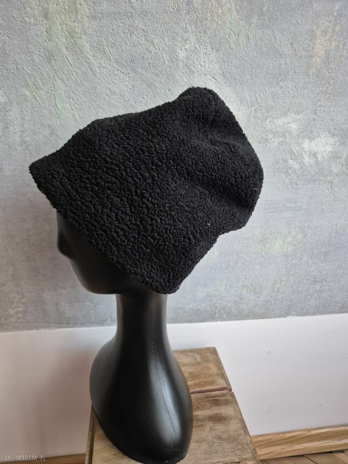 Ciepła czapka czarny baranek z sztucznym futerkiem na podszewce - handmade