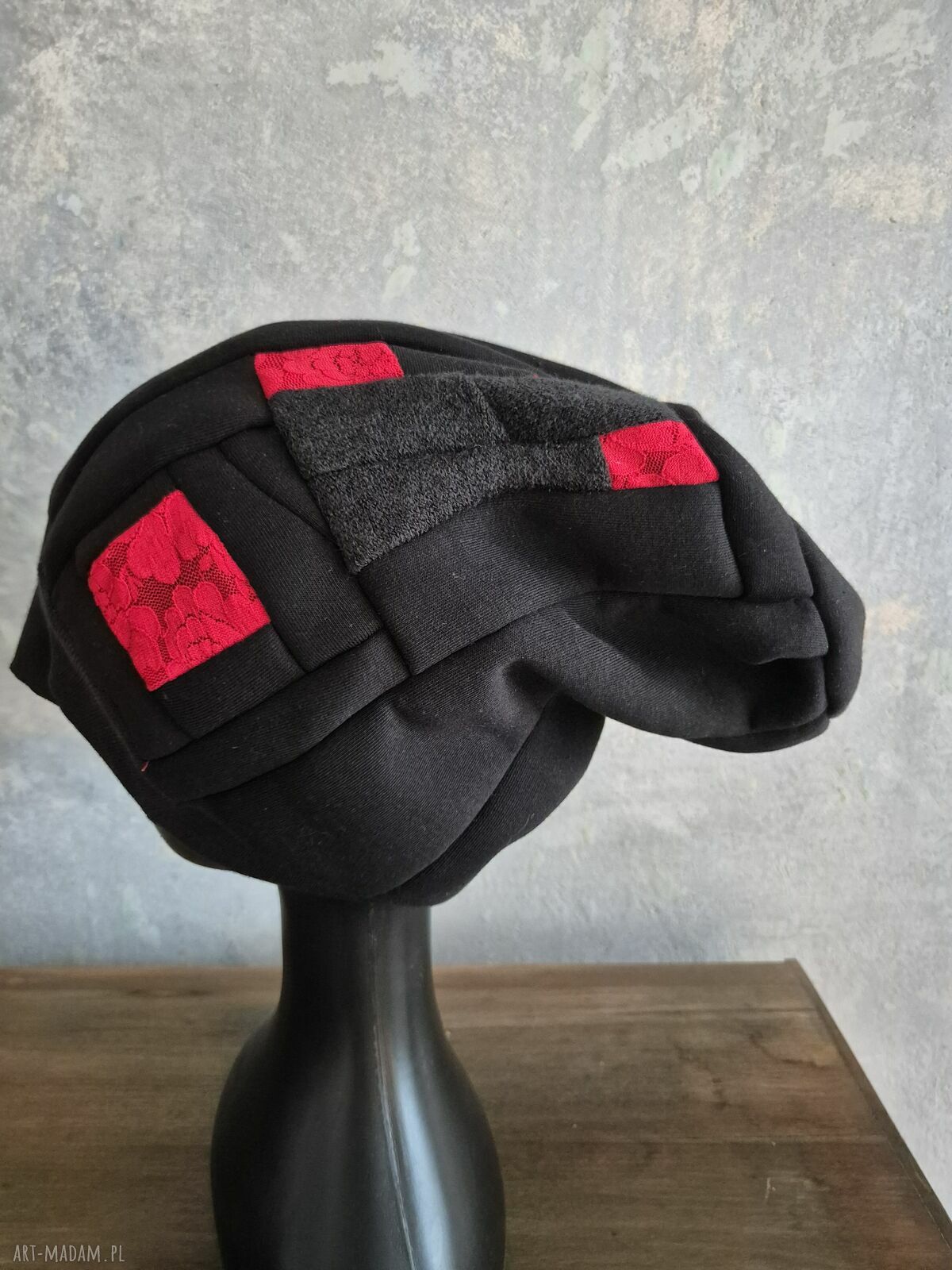 Czapka damska wiosenna - patchwork z dzianiny i koronką (czerwień i czerń)