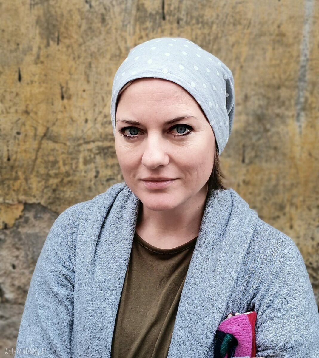 Ręcznie robiona czapka damska dzianinowa w grochy z podszewką
