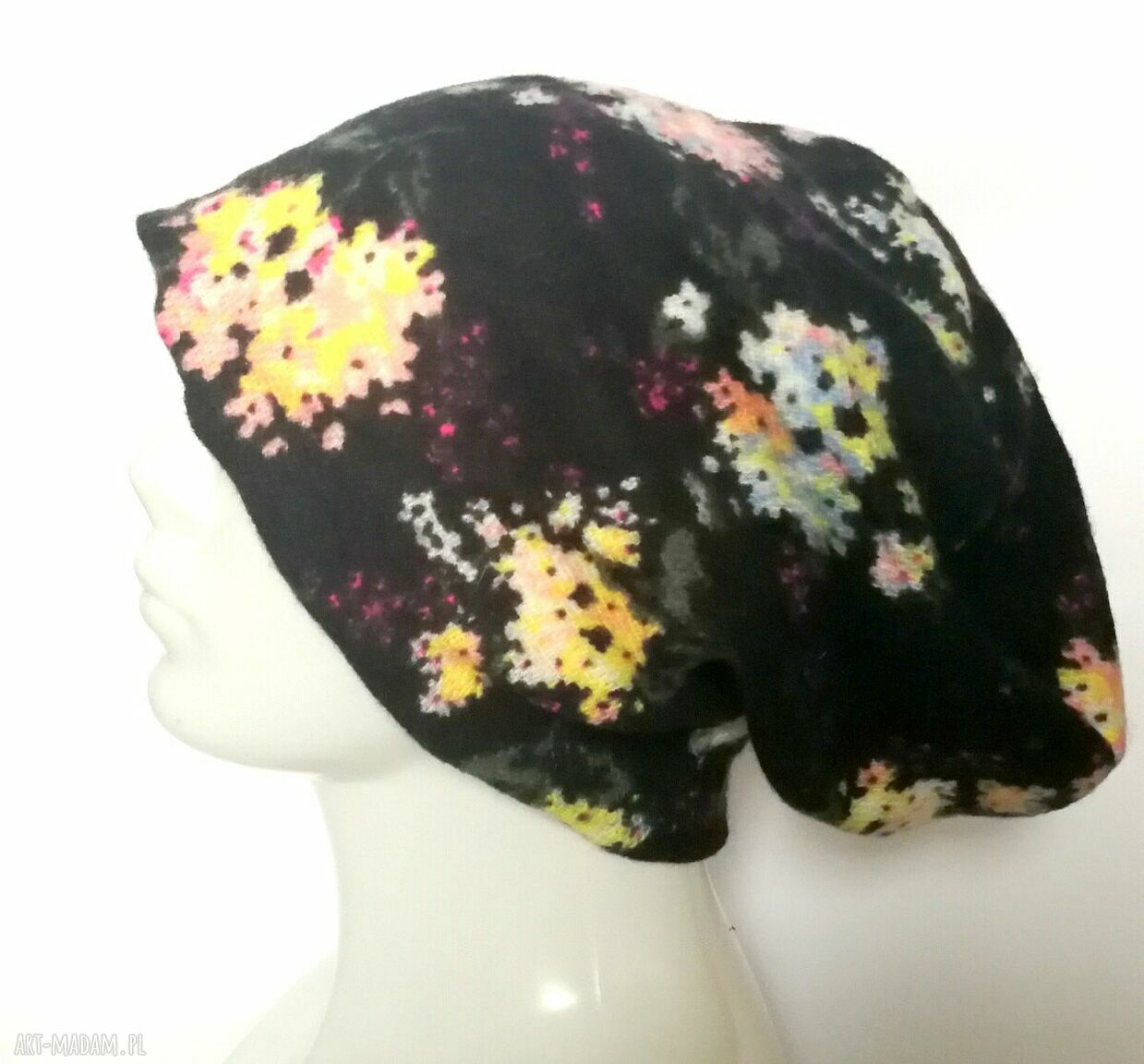 Czarna czapka damska w kwiaty boho - podszewka i obwód 59-60 cm