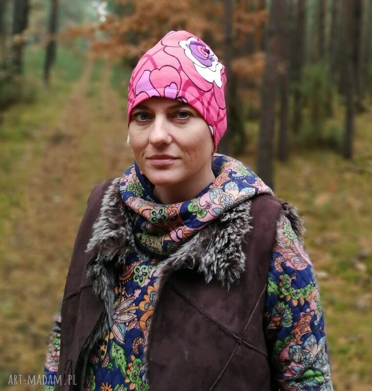Czapka damska sportowa dzianinowa w kwiaty na podszewce