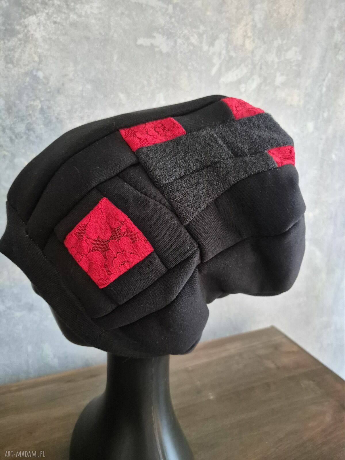 Czapka damska wiosenna - patchwork z dzianiny i koronką (czerwień i czerń)