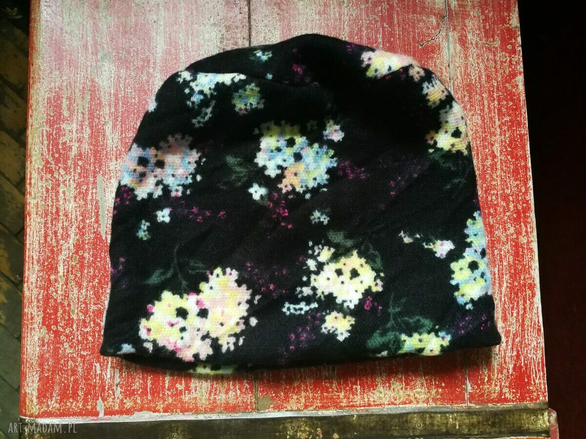 Czarna czapka damska w kwiaty boho - podszewka i obwód 59-60 cm