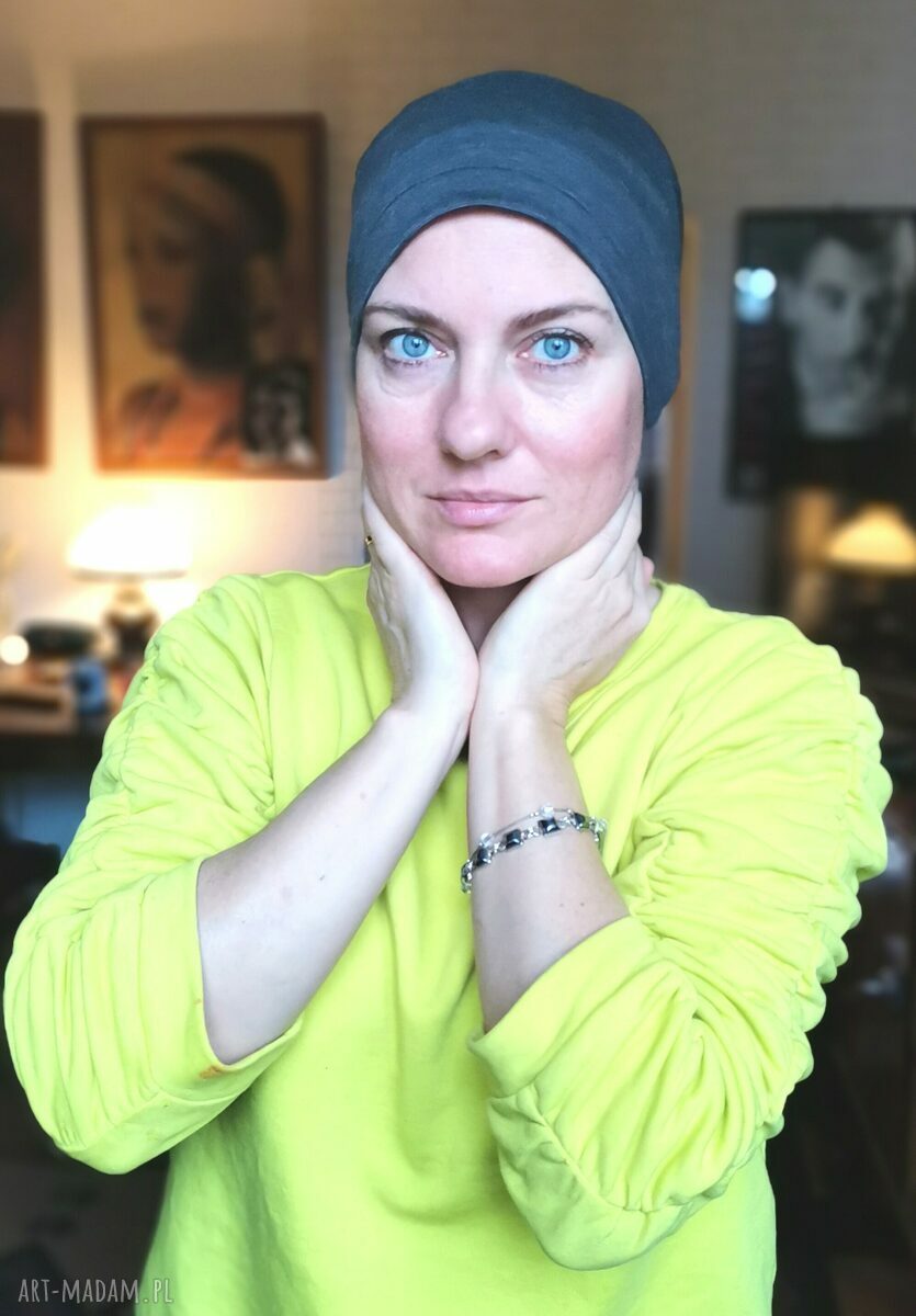 Szara czapka damska folk z kolorowymi akcentami na podszewce
