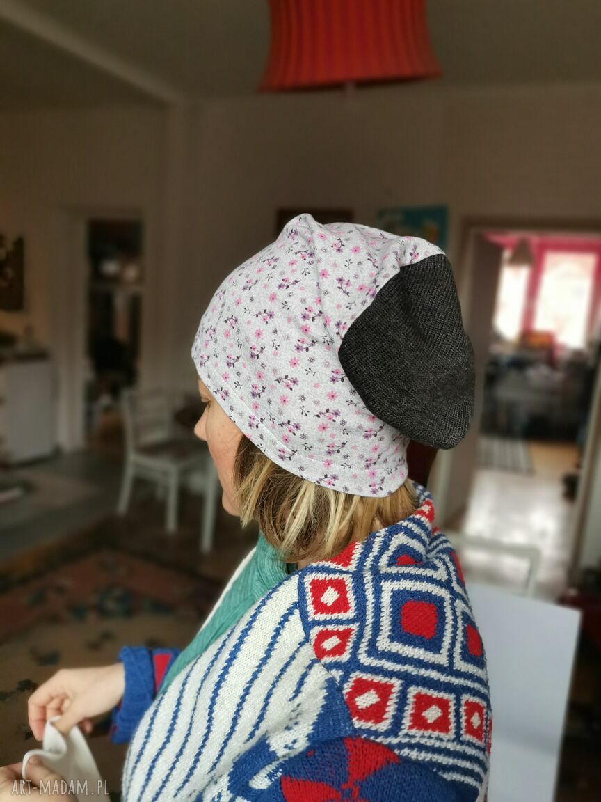 Czapka damska boho folk w kwiatki - wiosenna na podszewce