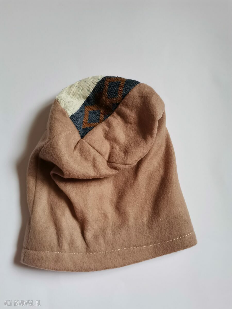 Beżowa czapka damska na podszewce w klimacie folk - etno i boho