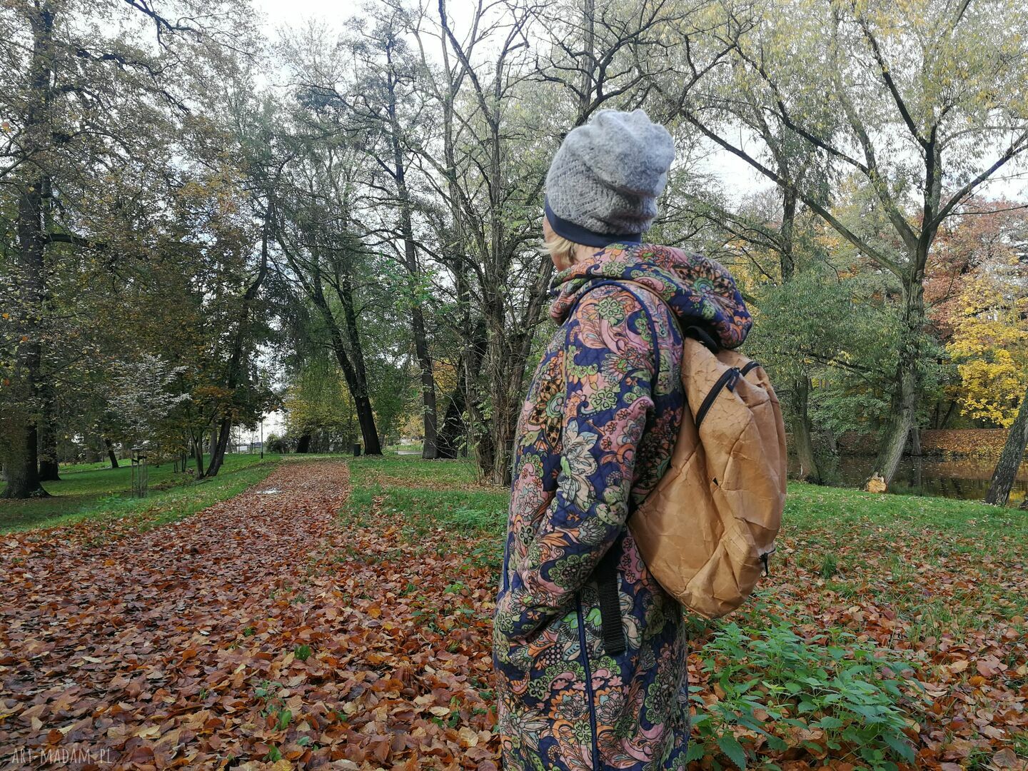 Szara czapka damska etno-folk z ażurową nutą boho - ręcznie wykonana