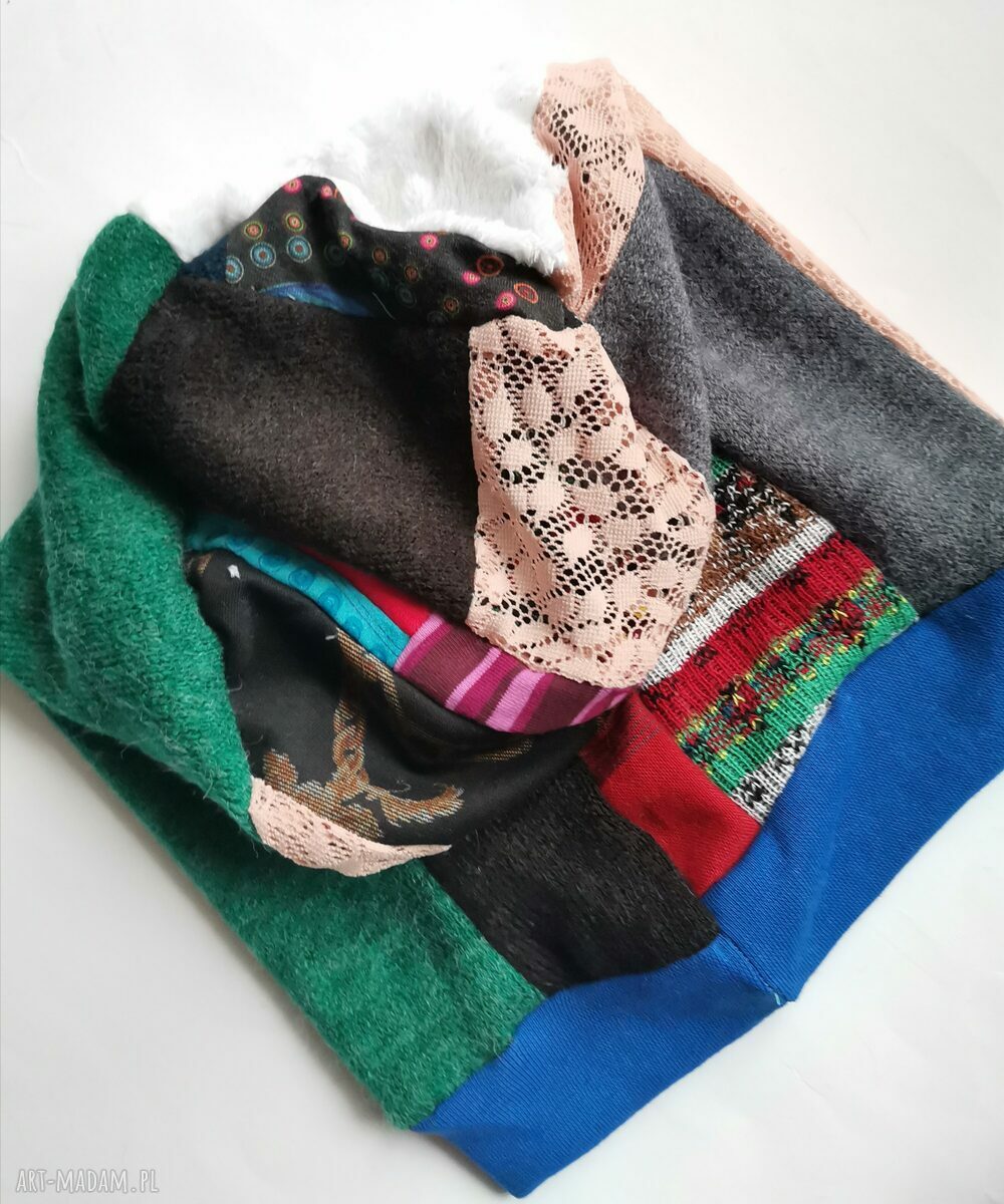 Czapka damska patchworkowa na podszewce (uniwersalna) boho - etno z koronką i złotymi akcentami