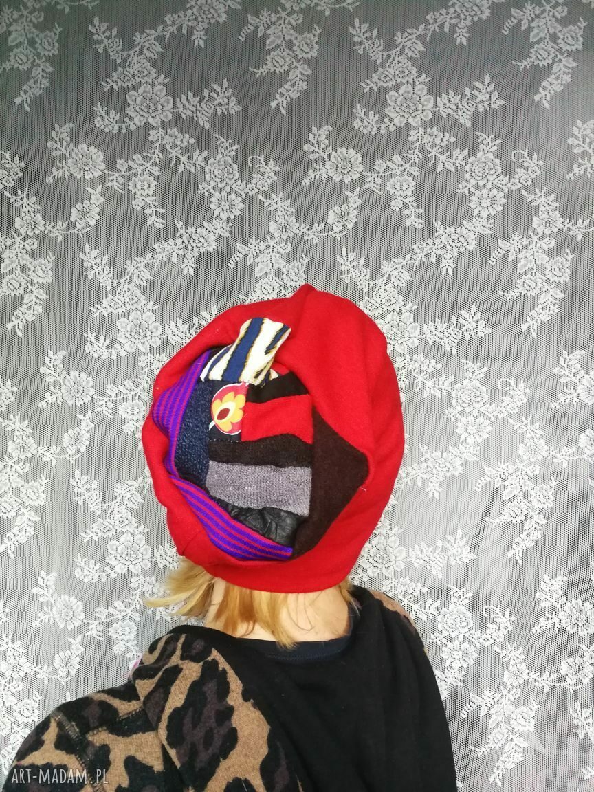 Czapka damska czerwona patchwork Retro Folk „Smerfetka” - ciepła i ręcznie robiona