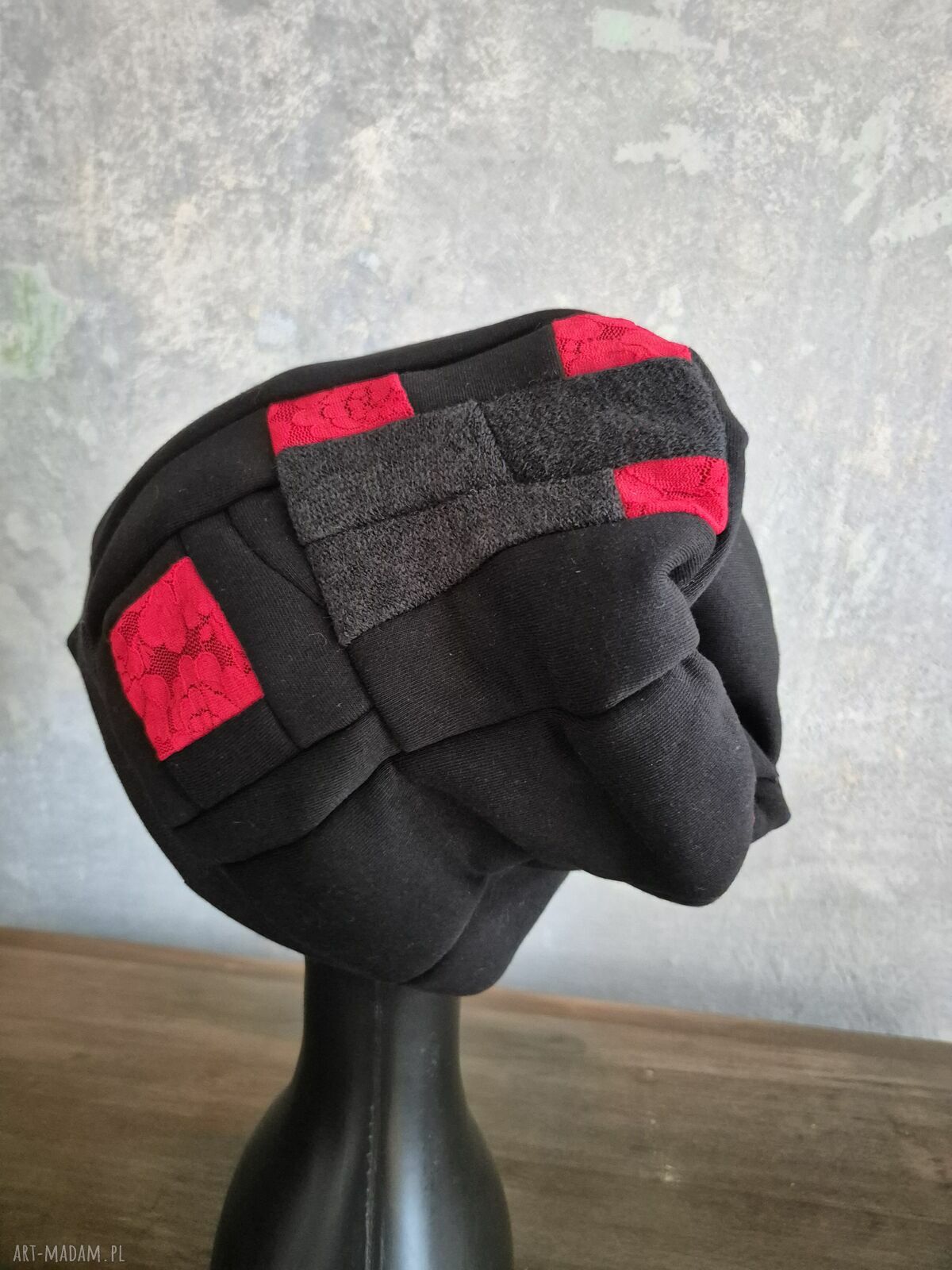 Czapka damska wiosenna - patchwork z dzianiny i koronką (czerwień i czerń)