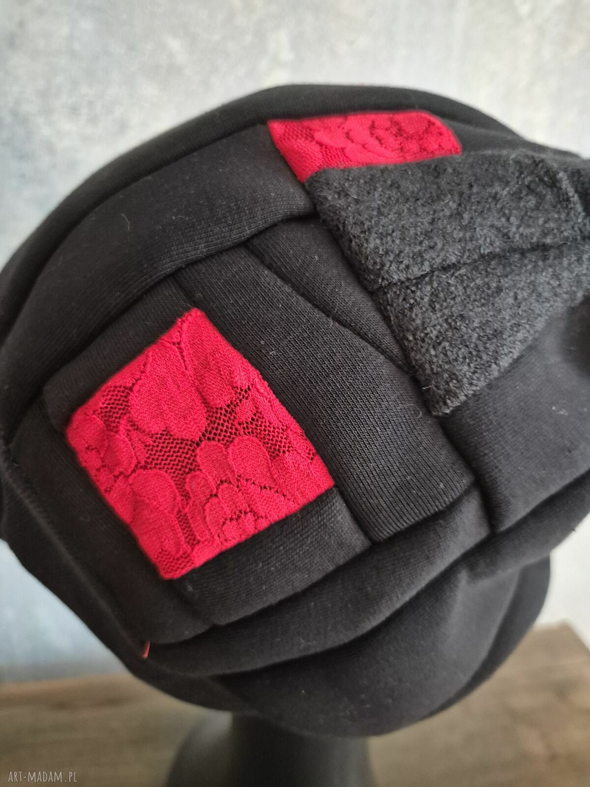 Czapka damska wiosenna - patchwork z dzianiny i koronką (czerwień i czerń)