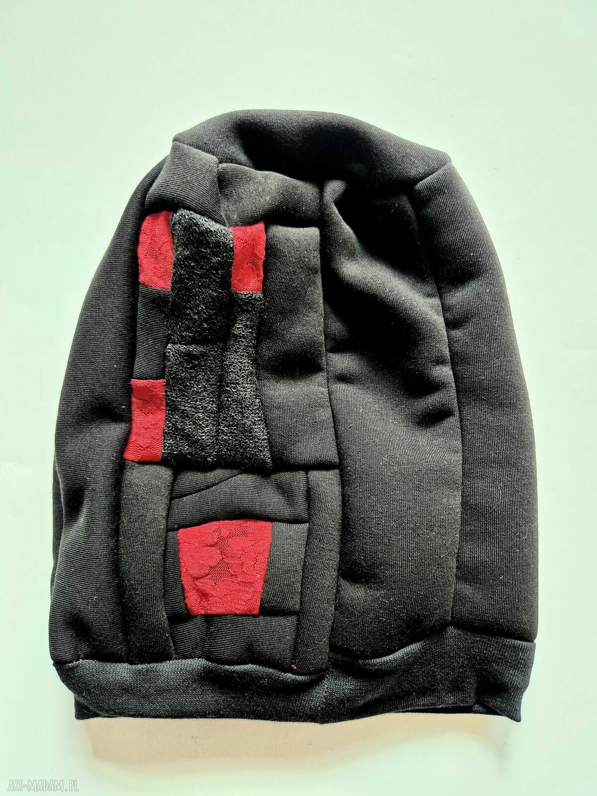 Czapka damska wiosenna - patchwork z dzianiny i koronką czerwień i czerń