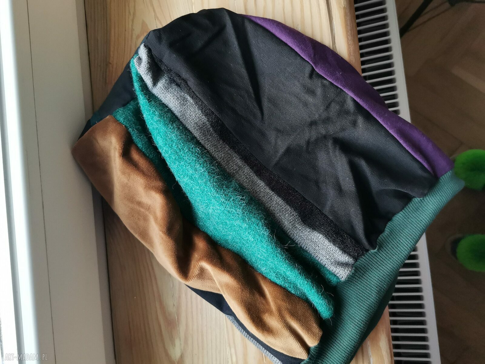 Czapka dzianinowa damska etno patchworkowa folk z podszewką i frędzlami