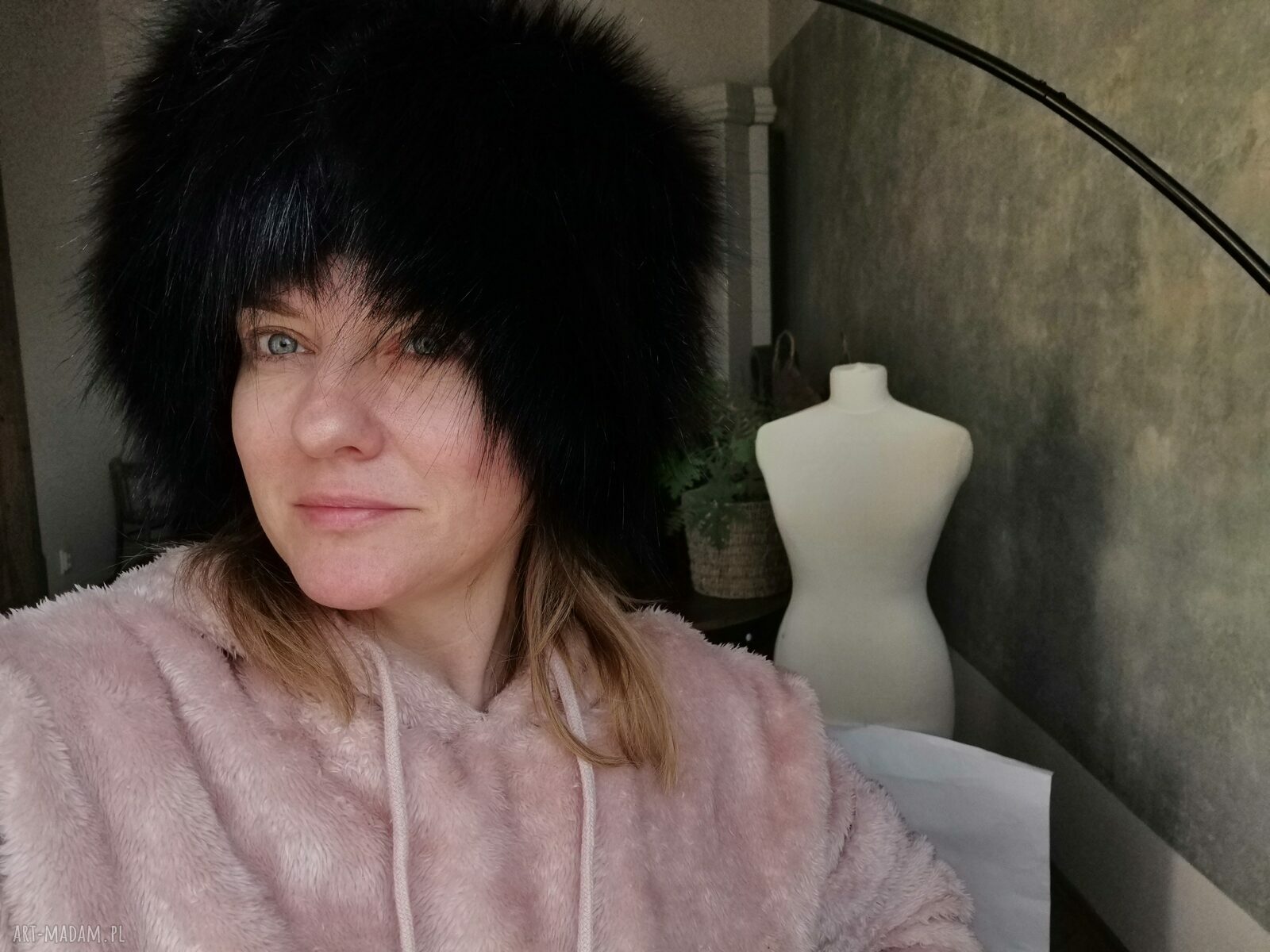 Czapka futrzana czarna etno boho z frędzlami