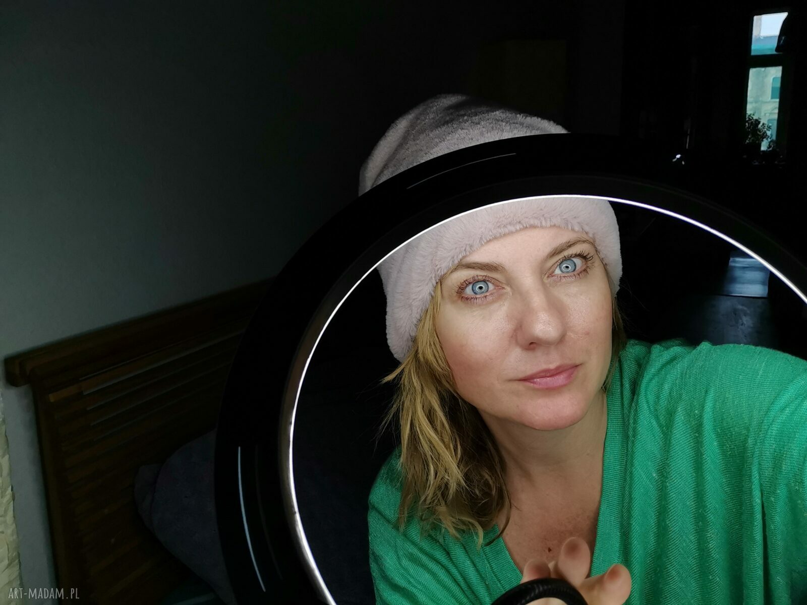 Czapka futrzana zimowa uniwersalna z frędzlami - pastelowa boho