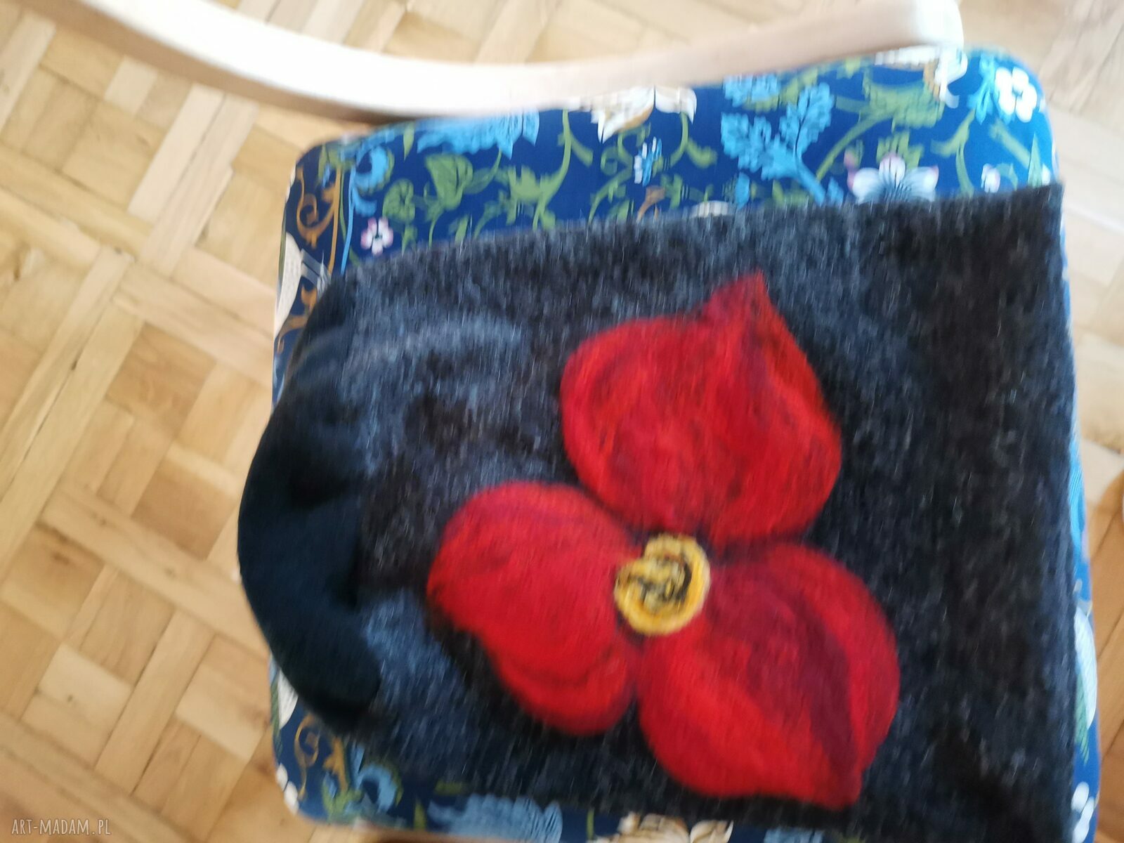Czapka grafitowa filcowana z wełny merynosów w kwiaty na podszewce