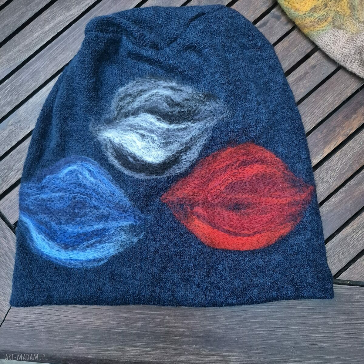 Granatowa czapka wełniana filcowana w kwiaty - handmade na podszewce