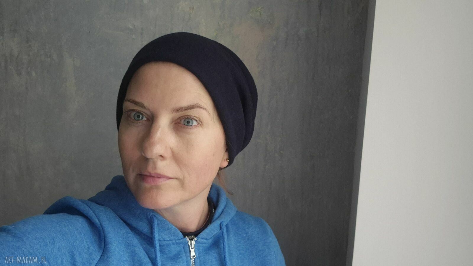 Granatowa czapka na podszewce - uniwersalny fason na co dzień