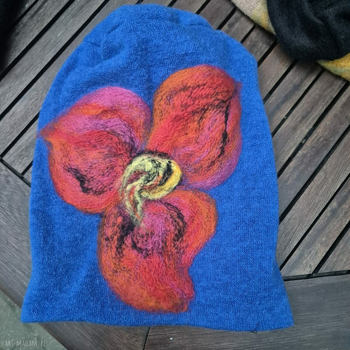 Granatowa czapka filcowana z wełny merino w stylu folk - boho w kwiaty