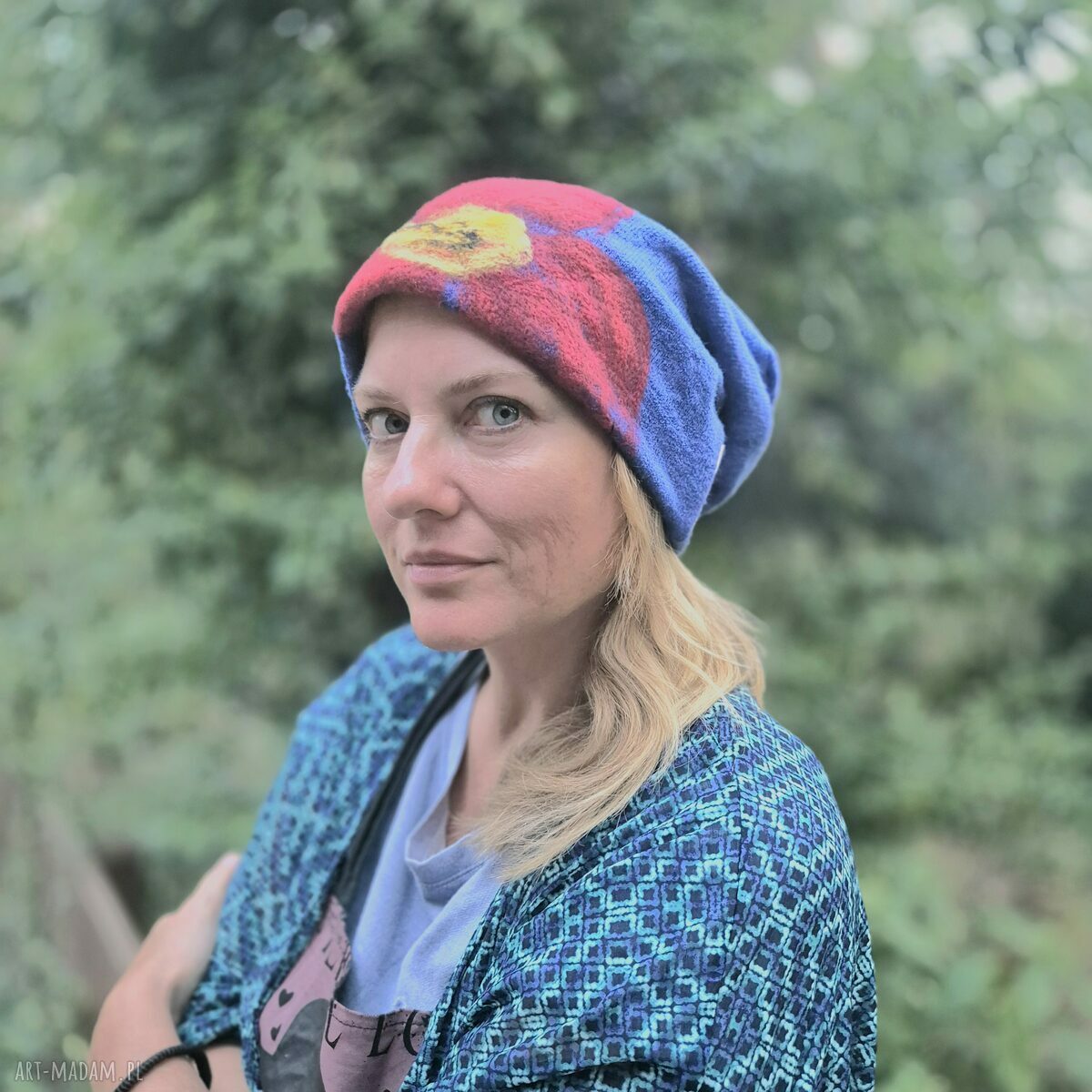 Granatowa czapka wełniana filcowana w kwiaty - folk boho na podszewce