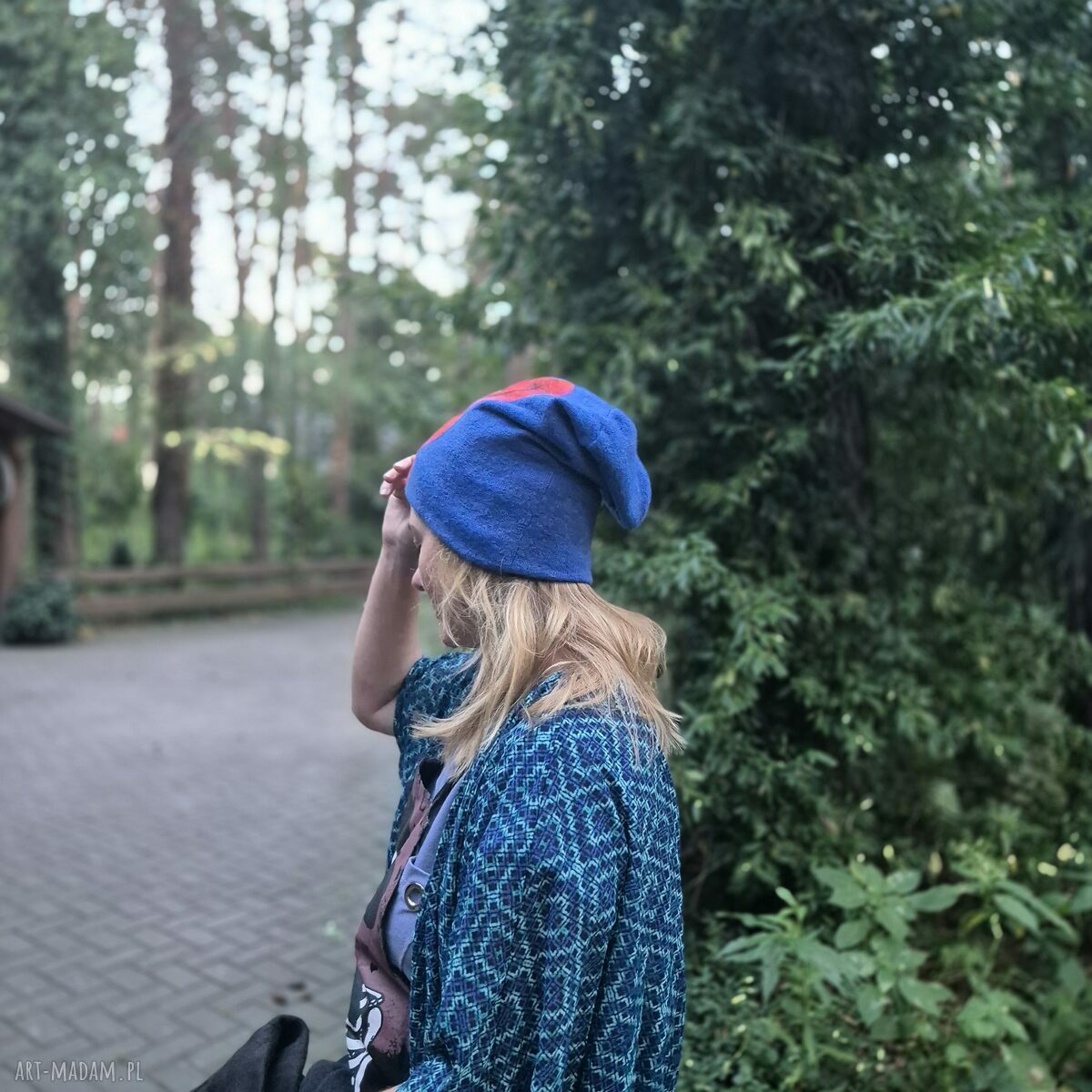 Granatowa czapka filcowana z wełny merino w stylu folk - boho w kwiaty