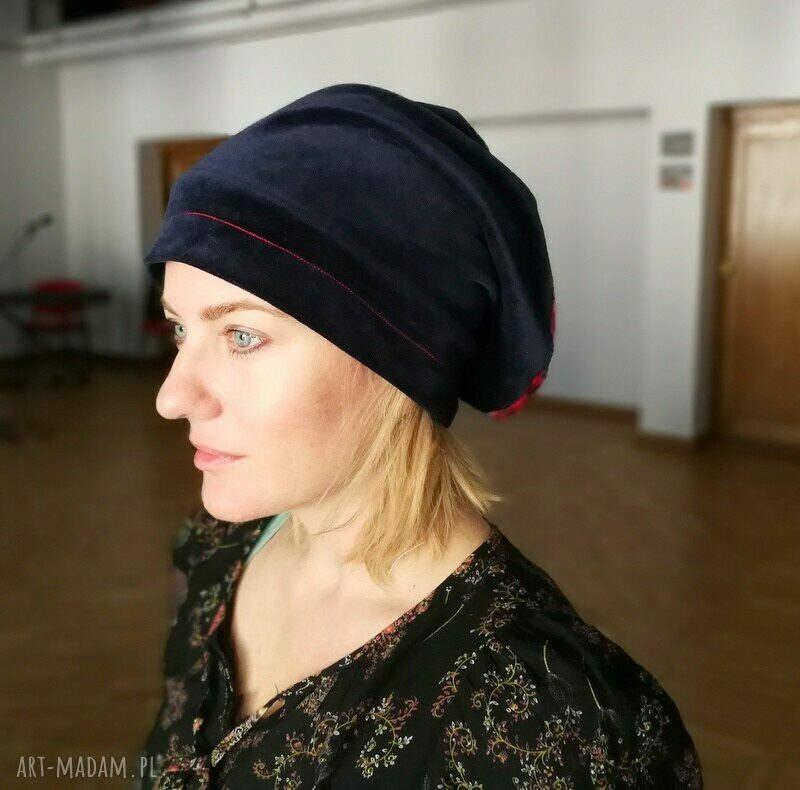 Granatowa czapka damska ze szkocką kratą - ręcznie robiona boho