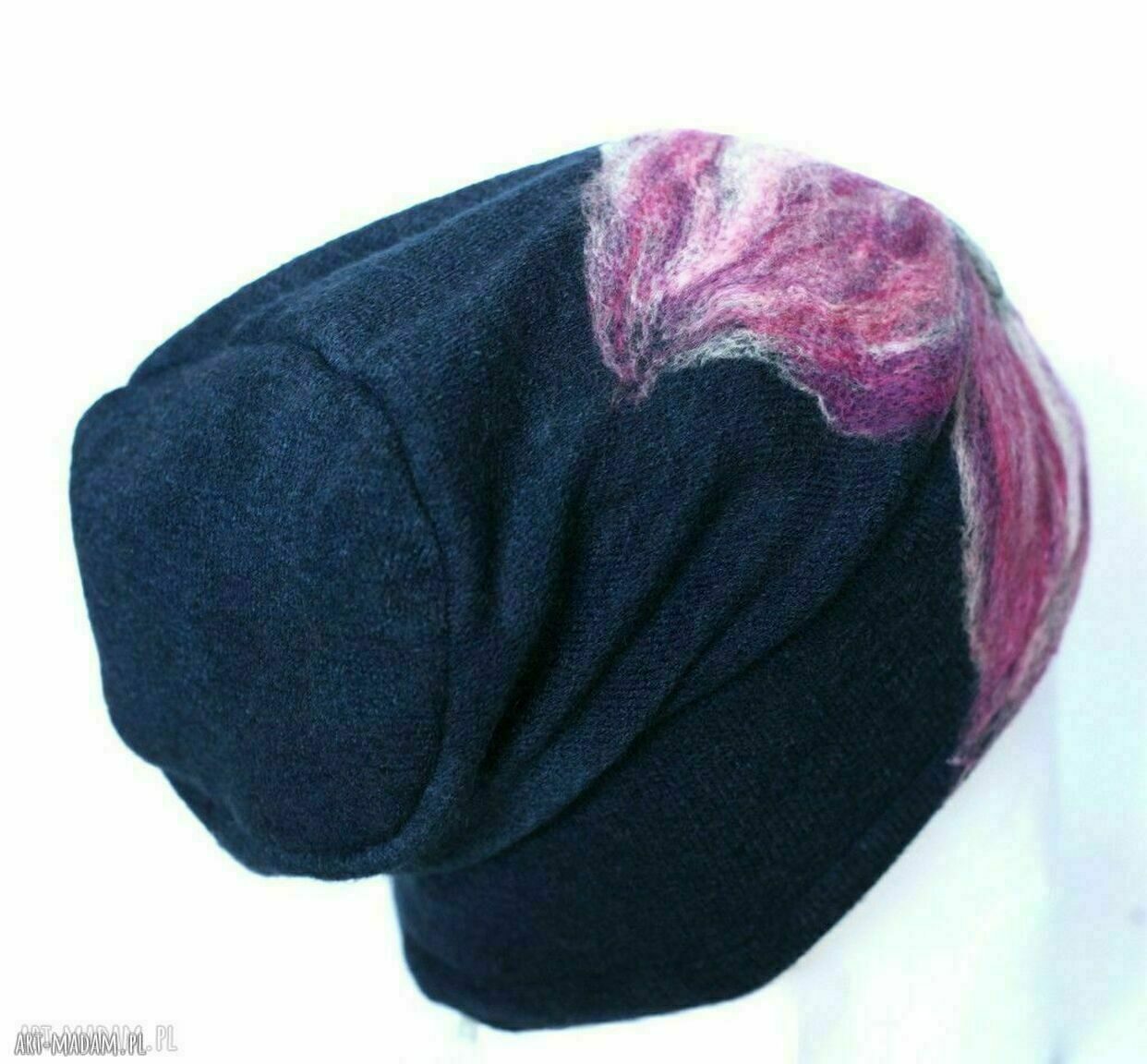 Czapka filcowana z wełny merino z kwiatem - boho na podszewce (granat)