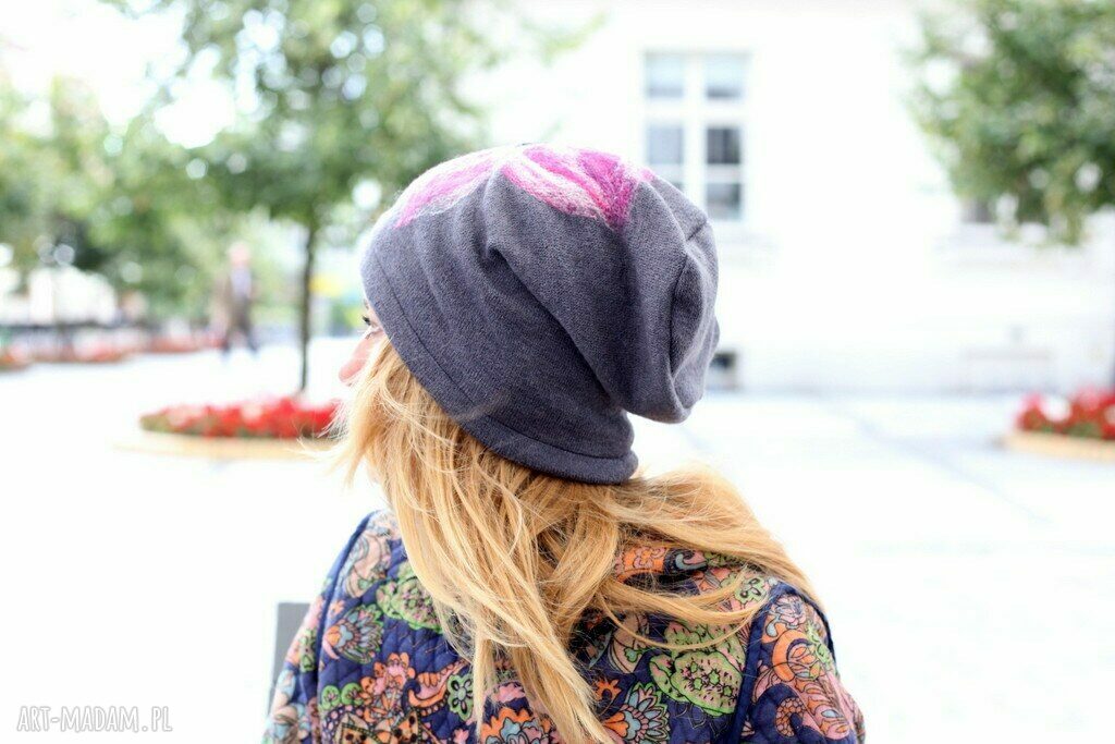 Ciepła szara czapka handmade z wełny merino filcowana w kwiaty (59-61 cm)