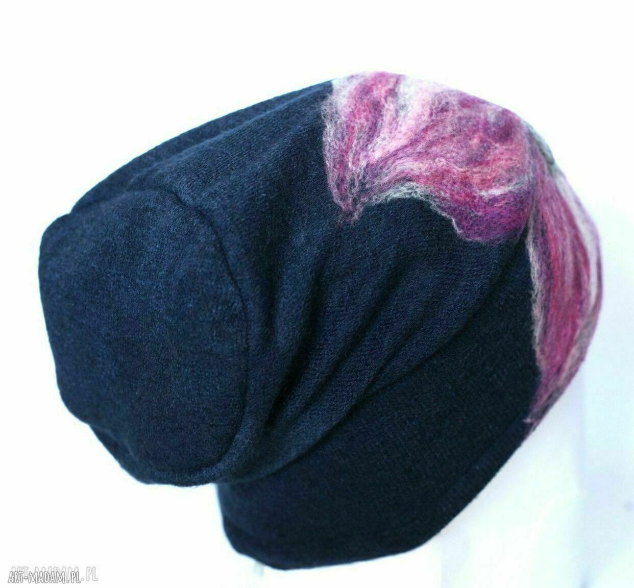 Czapka handmade filcowana z wełny merynosów z kwiatem - granat na podszewce