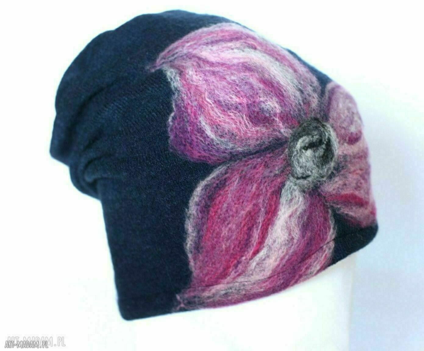 Czapka filcowana z wełny merino z kwiatem - boho na podszewce (granat)