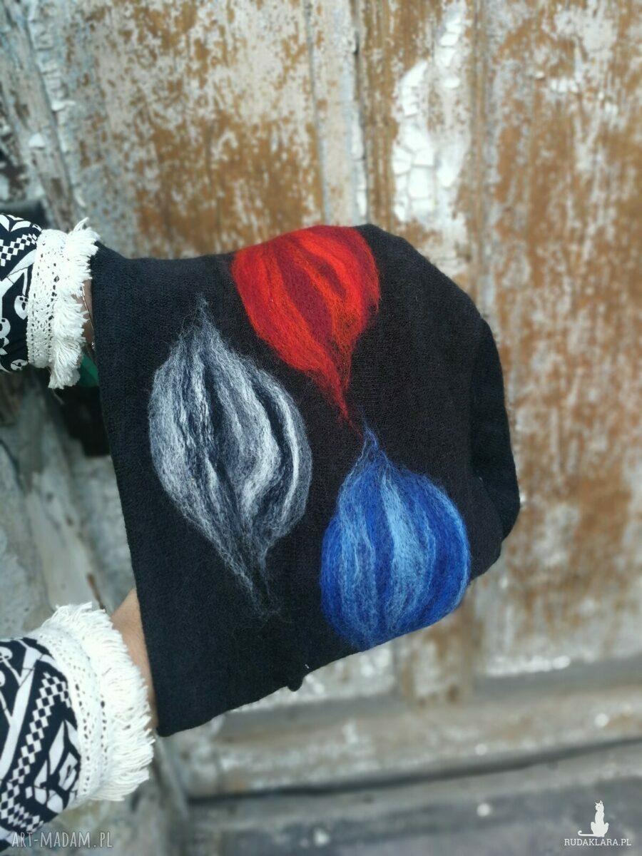 Czapka handmade z wełny merino filcowana czesanką z kwiatem na podszewce