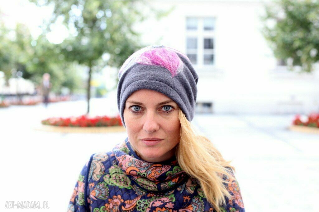 Ciepła szara czapka handmade z wełny merino filcowana w kwiaty (59-61 cm)