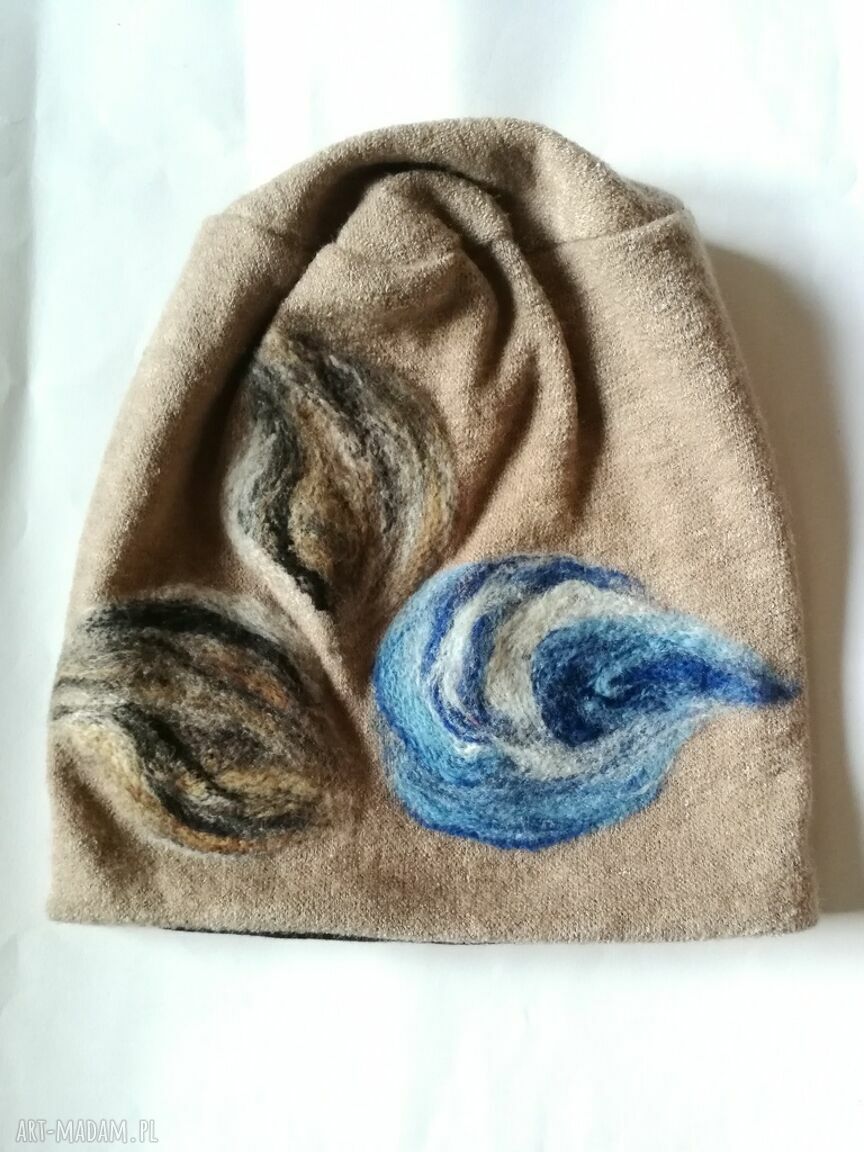 czapka handmade wełniana z kwiatem-czesanką filcowane czapki wełniane -czapka handmade na podszewce