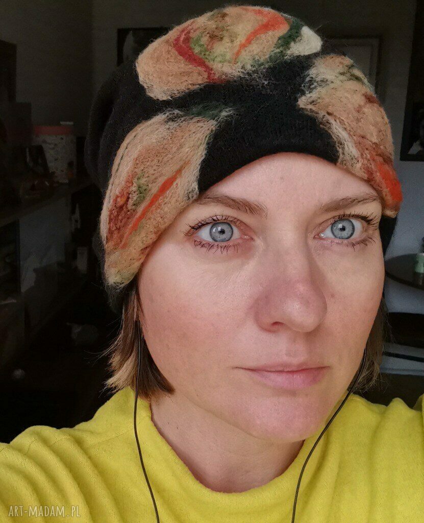 Ciepła czapka handmade z wełny merino z kwiatem - filcowana na podszewce