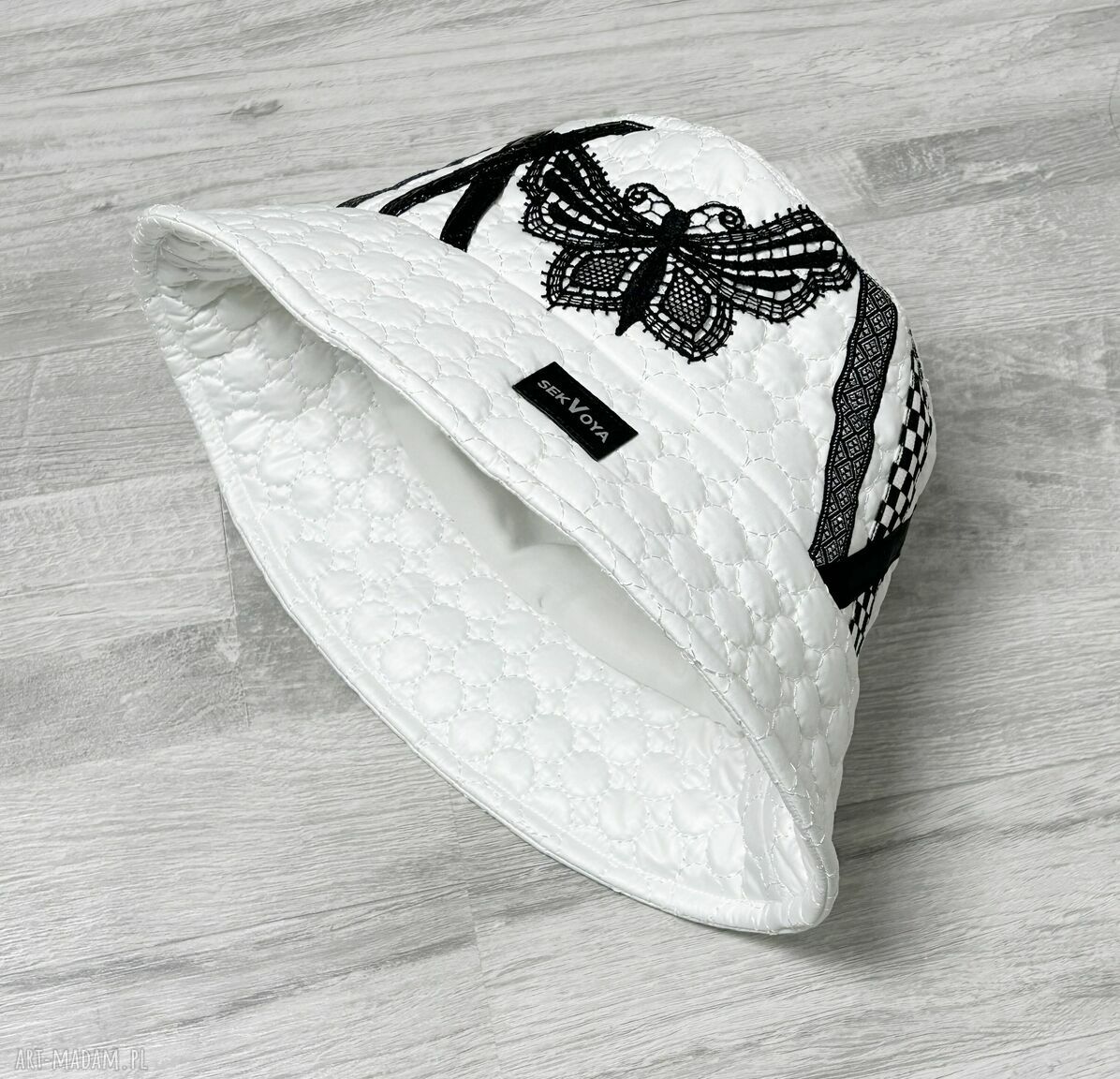 Ręcznie robiona czapka bucket hat ZERO WASTE 15 - motyl, upcycling i koronka, rozmiar 56