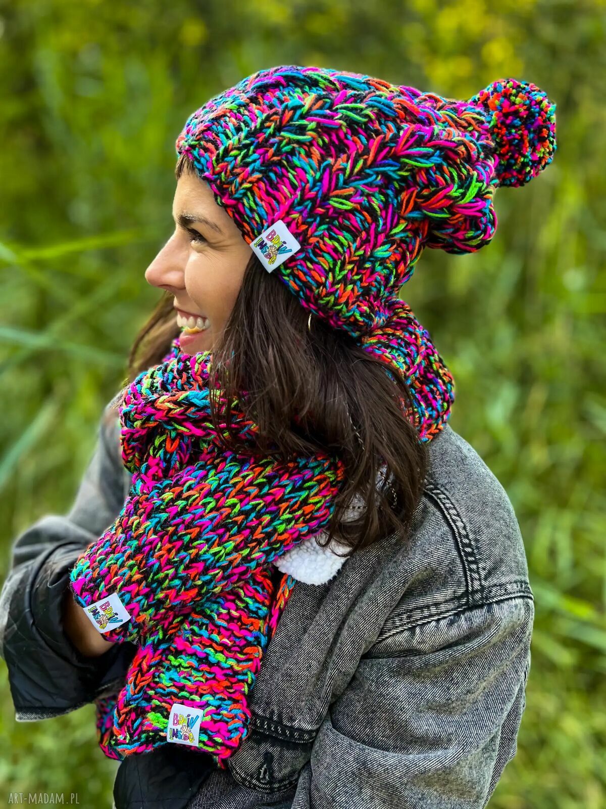 Czapka damska Merino 34% „Czarne kolorki” Smile z podszewką polarem i pomponem