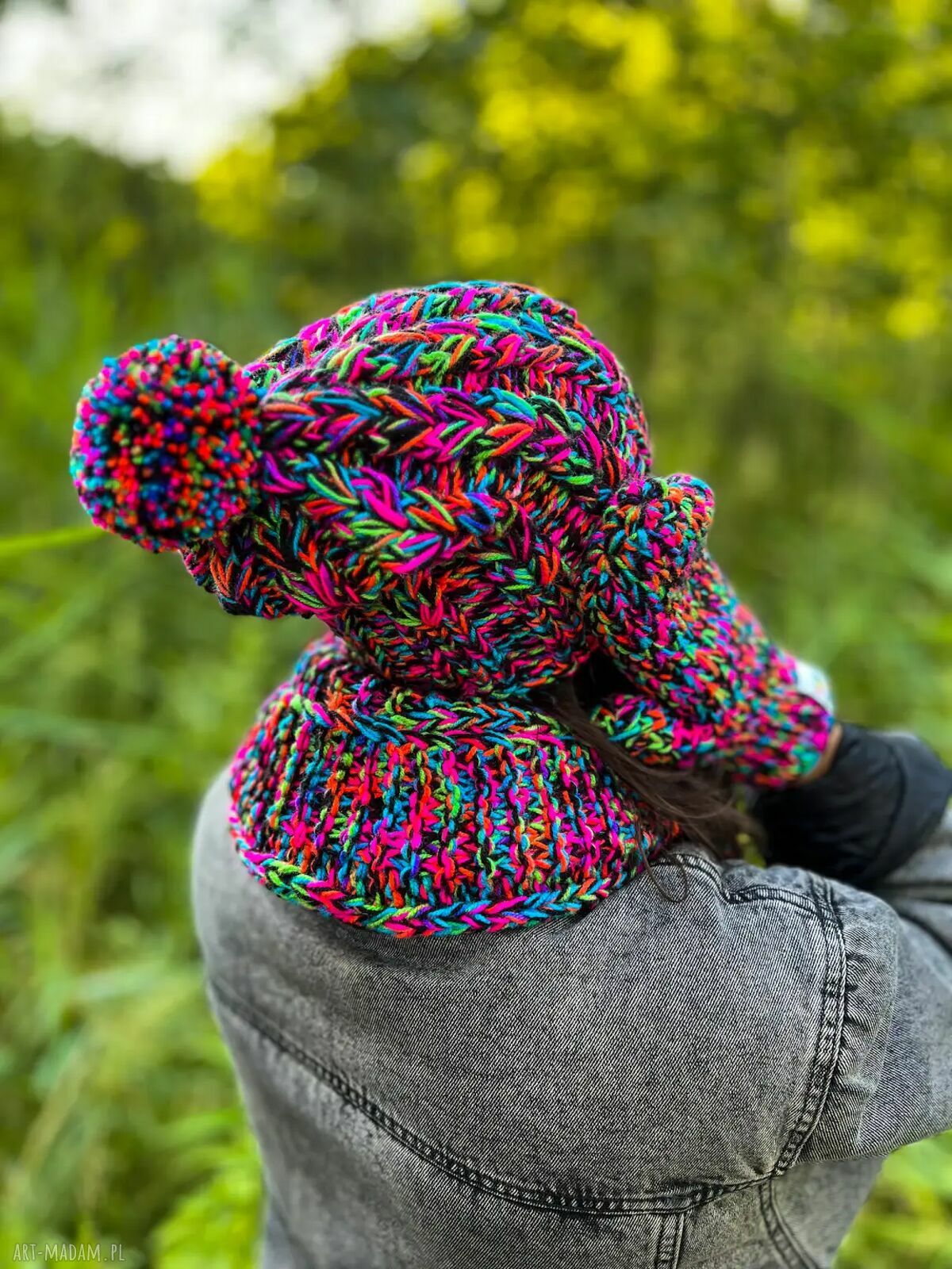 Czapka damska Merino 34% „Czarne kolorki” Smile z podszewką polarem i pomponem