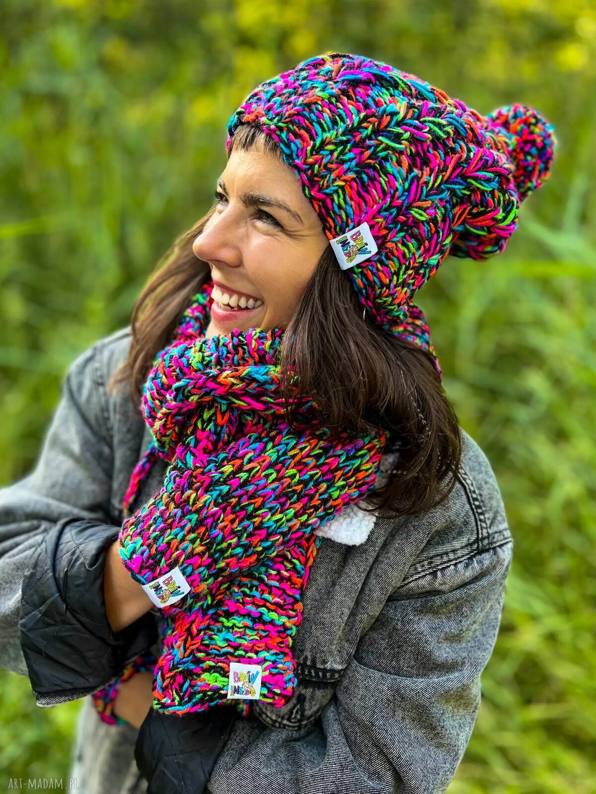 Czapka damska Merino 34% „Czarne kolorki” Smile z podszewką polarem i pomponem