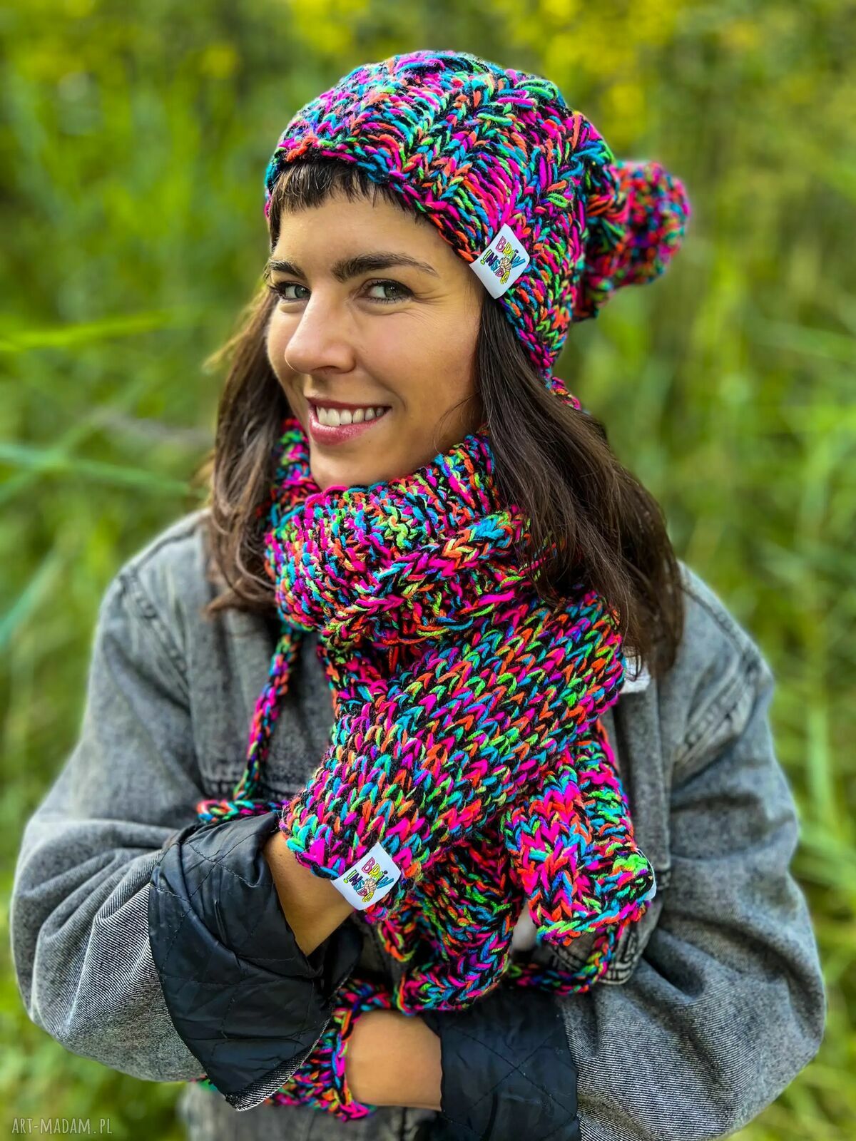 Czapka damska Merino 34% „Czarne kolorki” Smile z podszewką polarem i pomponem