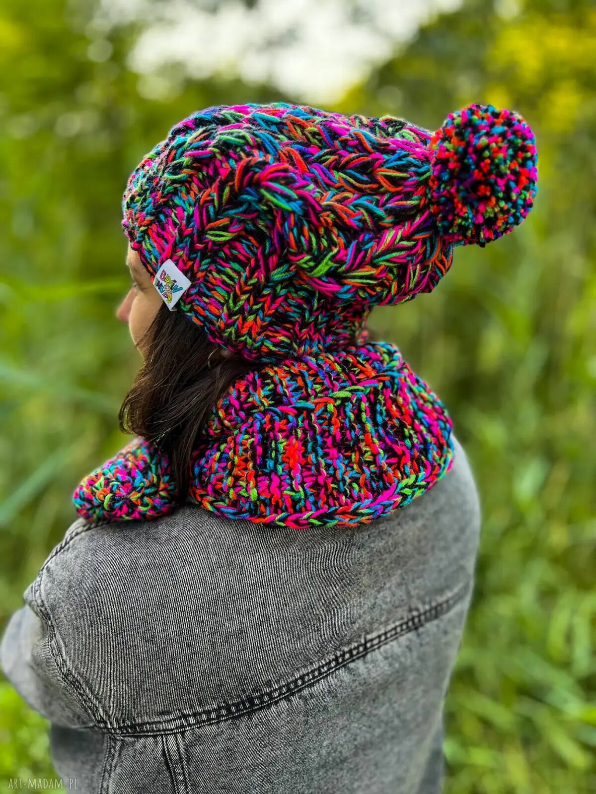 Czapka damska Merino 34% „Czarne kolorki” Smile z podszewką polarem i pomponem