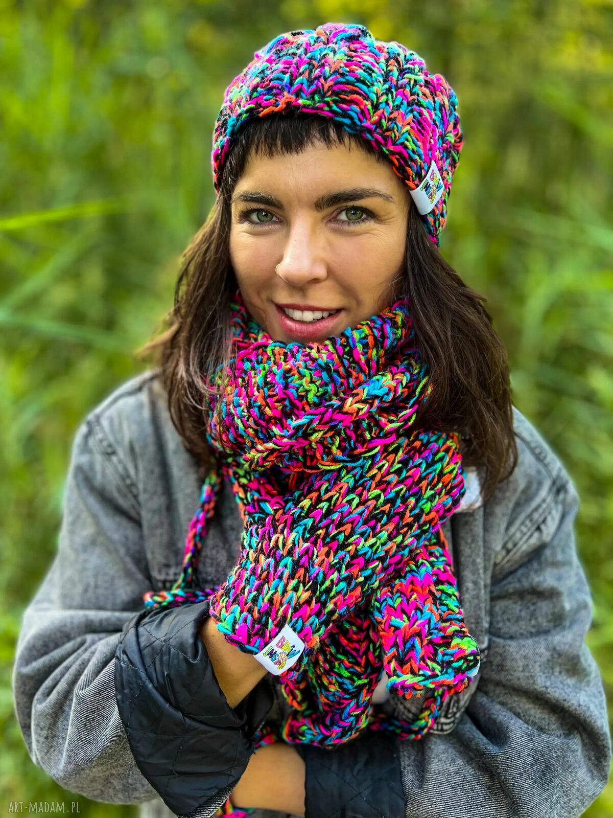 Czapka damska Merino 34% „Czarne kolorki” Smile z podszewką polarem i pomponem
