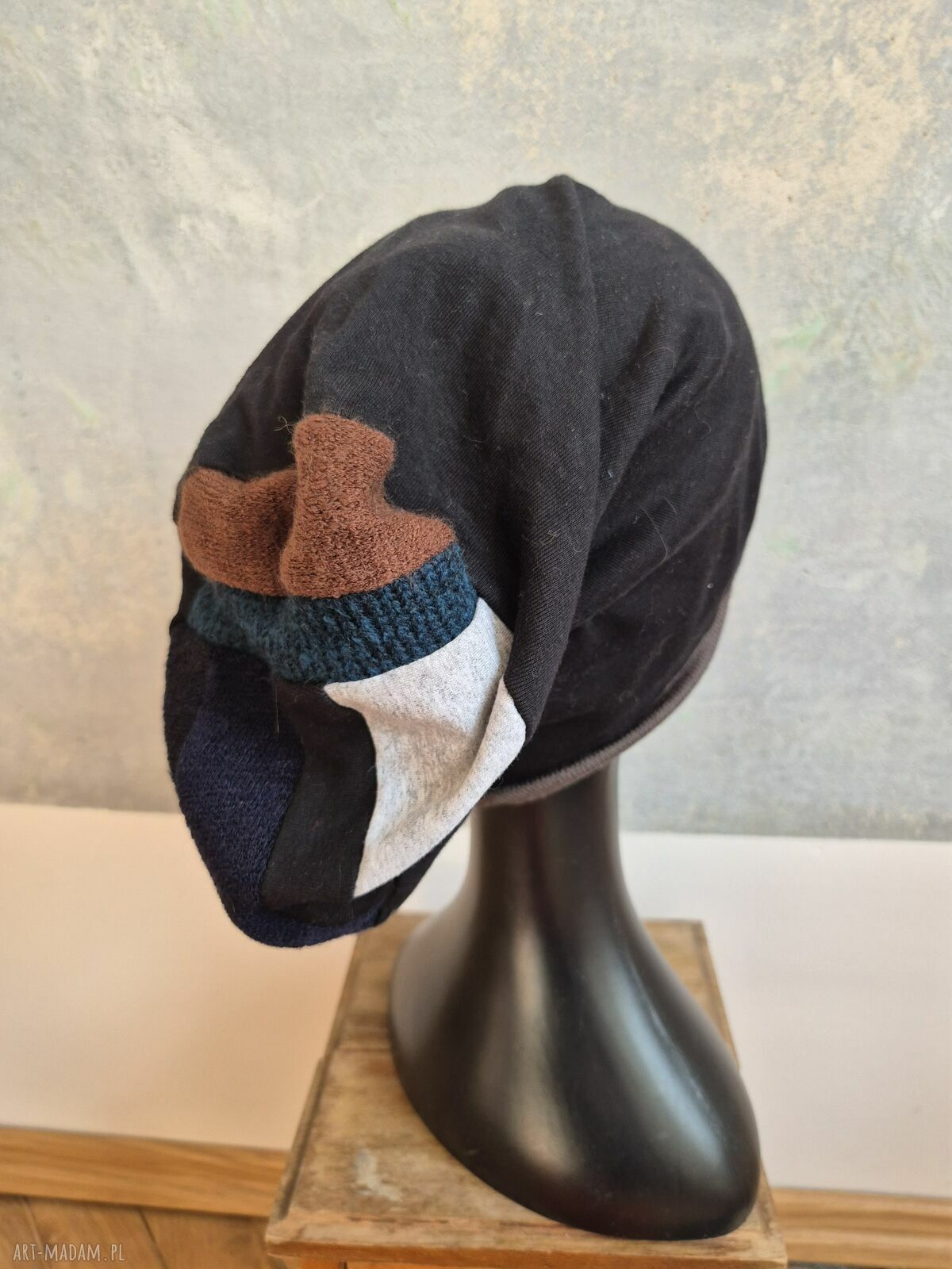 Wiosenna czapka unisex folk Ruda Klara - czarna smerfetka na podszewce