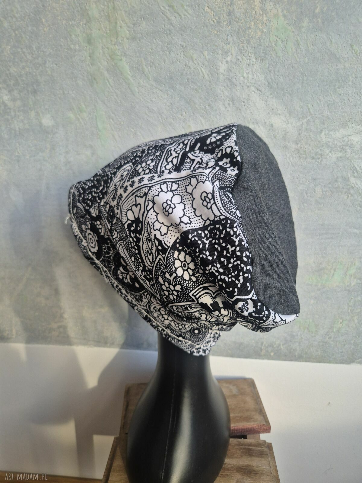 Czapka na dużą głowę 59-62 cm - pod fryzurę w dredach, czarna na podszewce