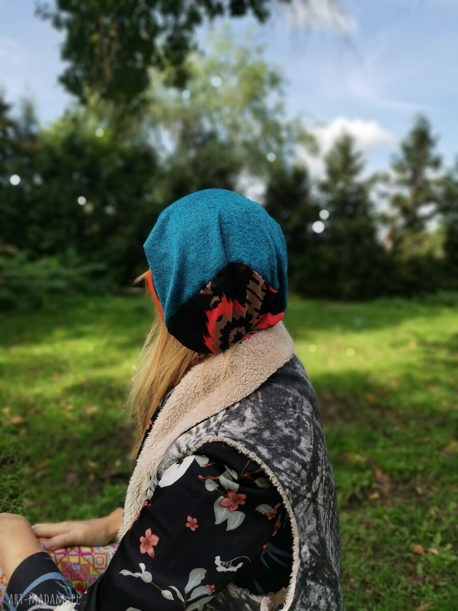 Niebieska czapka boho na podszewce z frędzlami - wygoda na co dzień