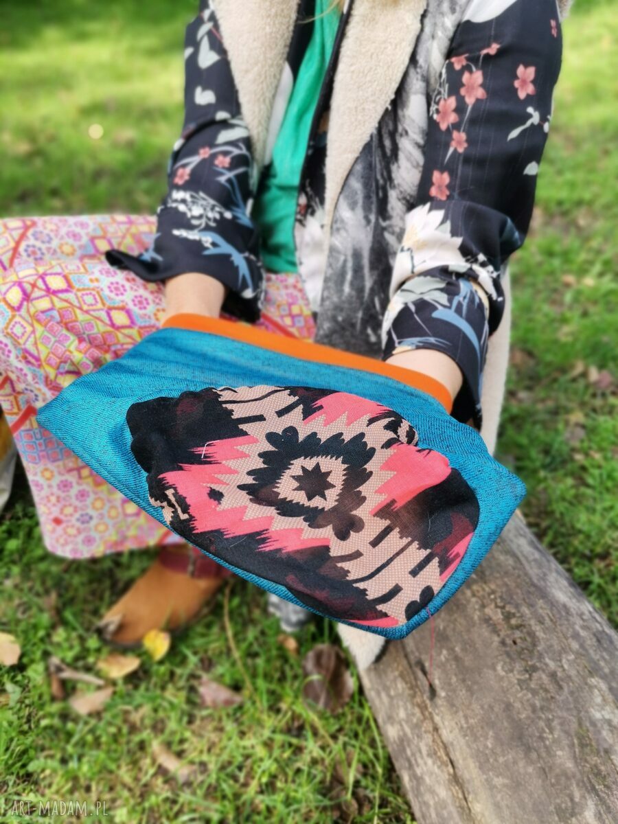 Niebieska czapka boho na podszewce z frędzlami - wygoda na co dzień