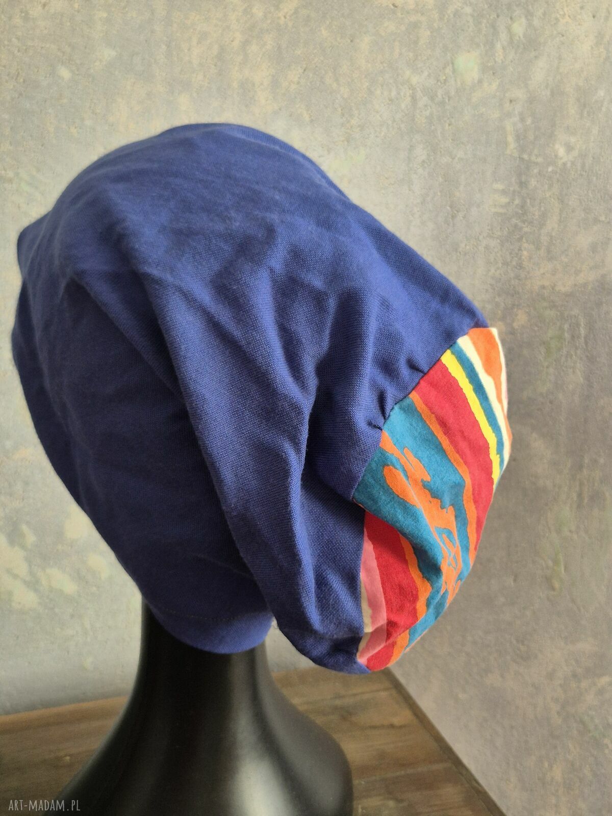 Niebieska czapka materiałowa na podszewce Góra kolorowa, rozmiar uniwersalny dla obwodu ok. 56-58 cm
