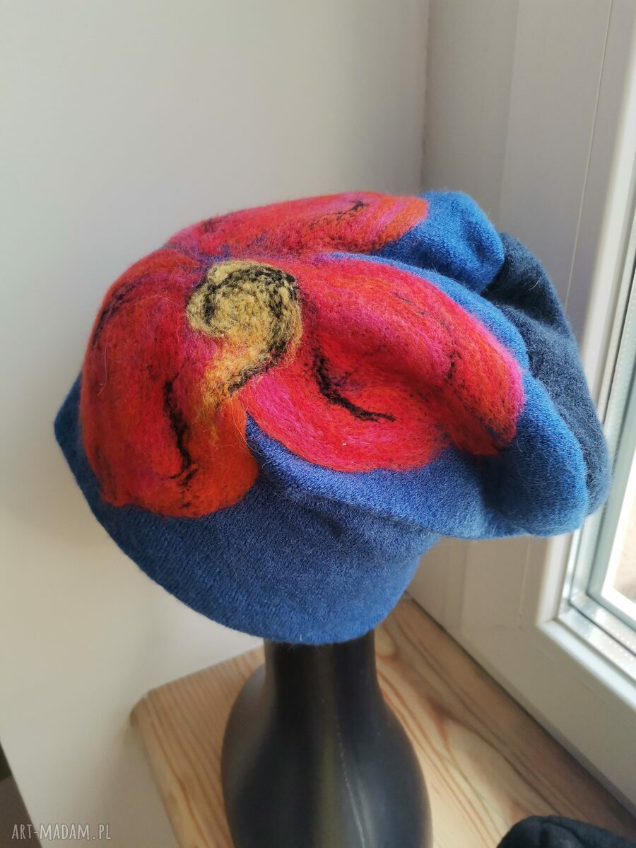 Czapka niebieska wełniana filcowana zimowa handmade w kwiaty na podszewce (rozmiar uniwersalny)