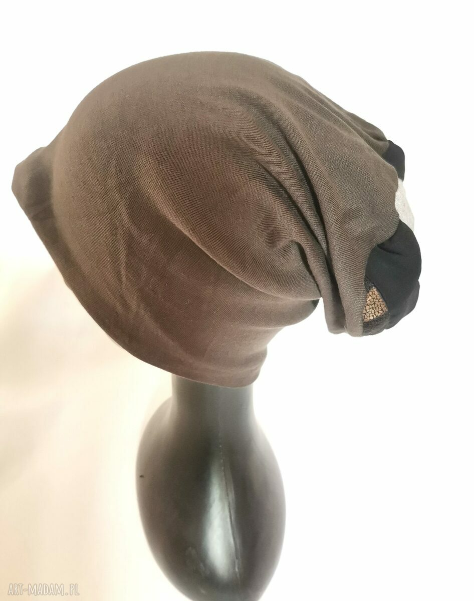 Szara czapka rozciągliwa boho z frędzlami - na podszewce